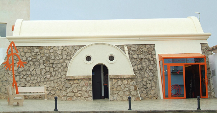 Exterior de edificio de la ruta a visitar con materialización de la simbología