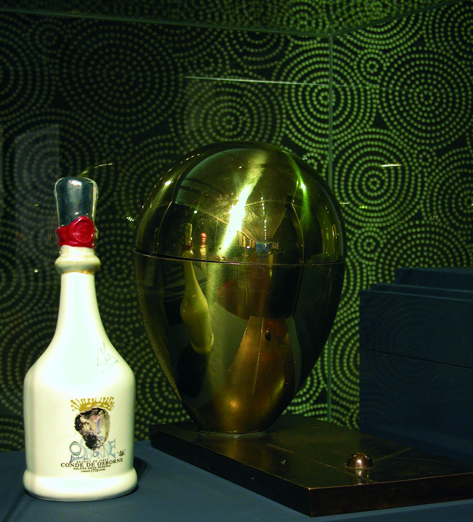 Botella y gráfica Brandy Conde de Osborne, diseño de Salvador Dalí