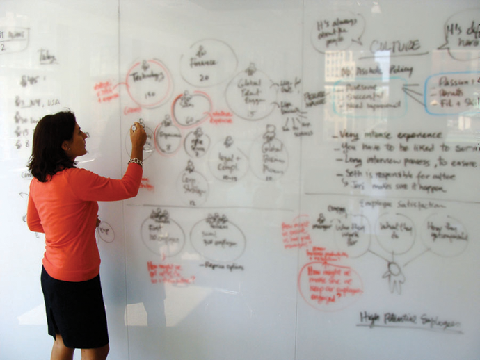 Elizabeth Pastor resolviendo un esquema estratégico