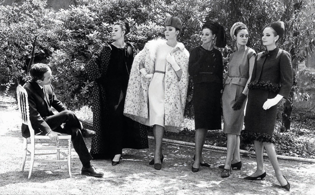    Fig. 1: Manuel Pertegaz y sus maniquíes en los jardines de sus salones en Barcelona.