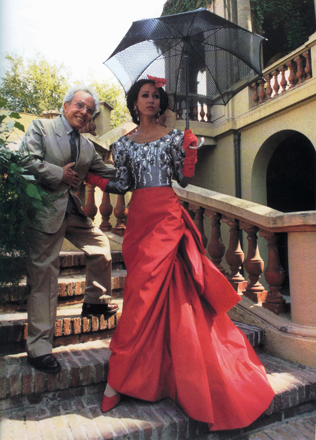 Fig. 5: Recreación de la escultura de la Dama del Paraguas para los Juegos Olímpicos de Barcelona'92, Manuel Pertegaz y Pat Cleveland