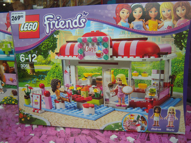 Prodotti Lego. La confezione Lego Friends e dettagli del gioco.